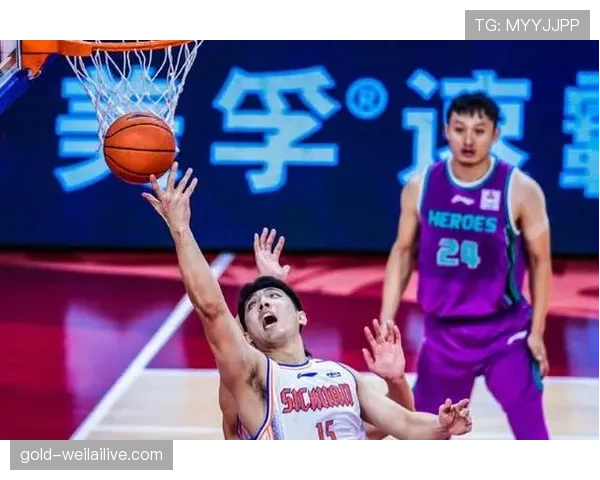 篮球比赛中篮下干扰球的判定与具体规则解析
